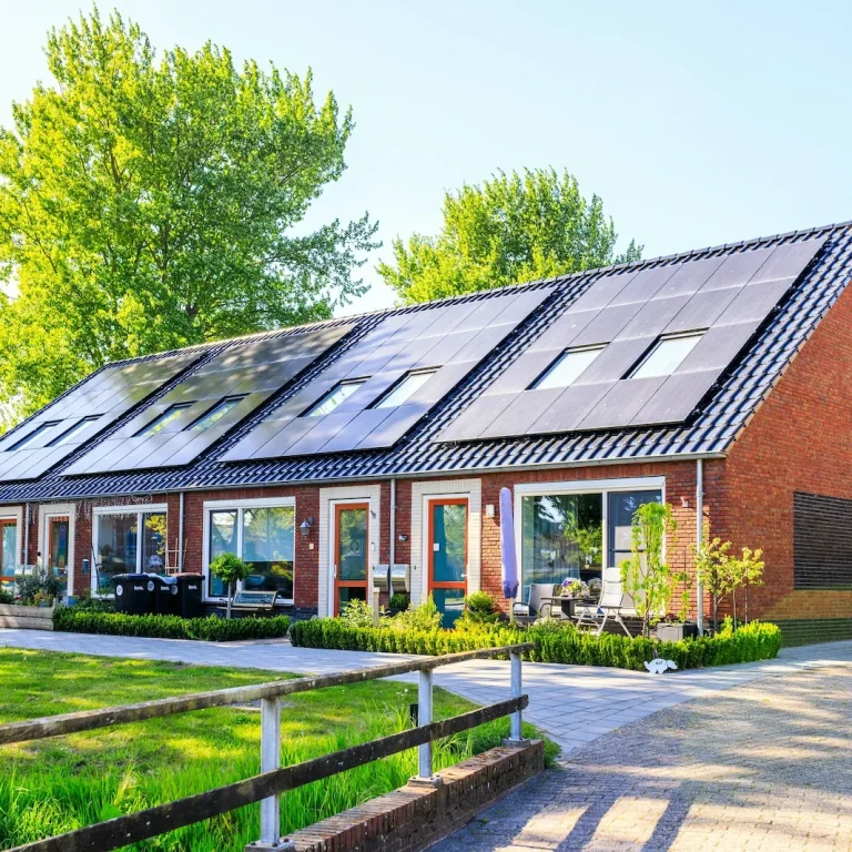 Moderne Häuser mit Solarpanelen auf dem Dach